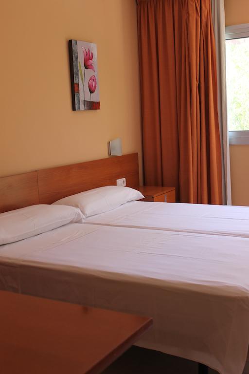 Hostal Cal Siles El Prat de Llobregat Exterior photo