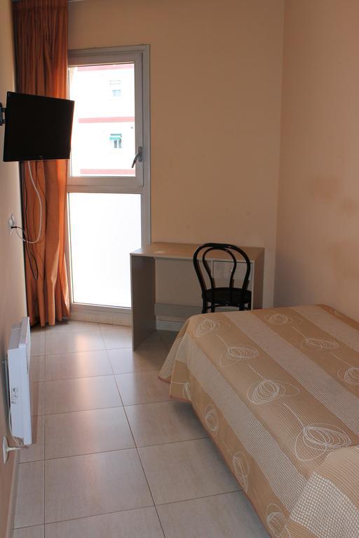Hostal Cal Siles El Prat de Llobregat Exterior photo