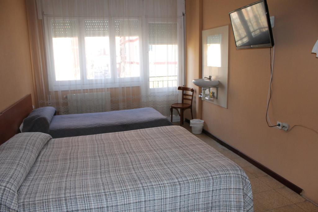 Hostal Cal Siles El Prat de Llobregat Exterior photo