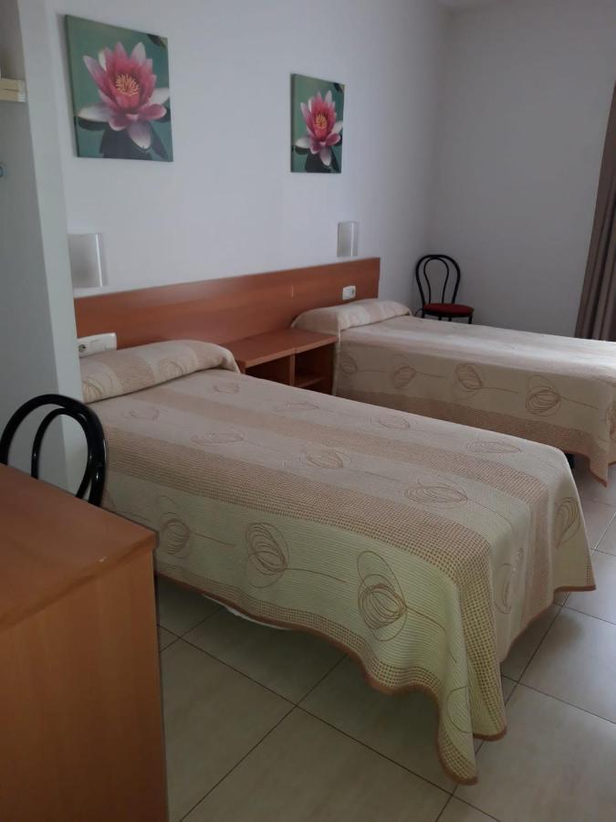 Hostal Cal Siles El Prat de Llobregat Exterior photo